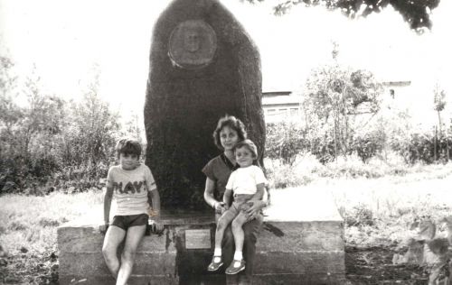 Dewischeit Paweł Krysia i Marek Makowski po przyczepieniu tabliczki 1989