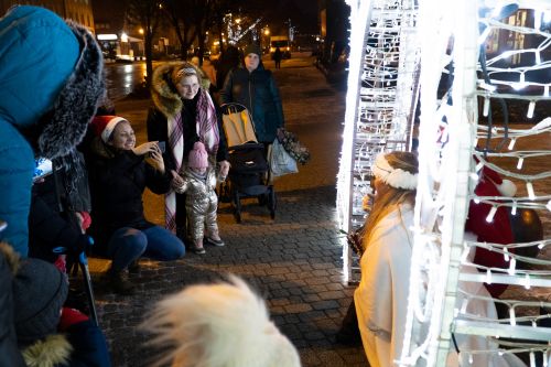 Mikołaj i Śnieżynka_zdjęcia_z_mieszkańcami_na_Pasażu_Portowym